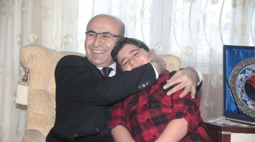 Vali Demirtaş’tan Şehit Çocuklarına Dizüstü Bilgisayar