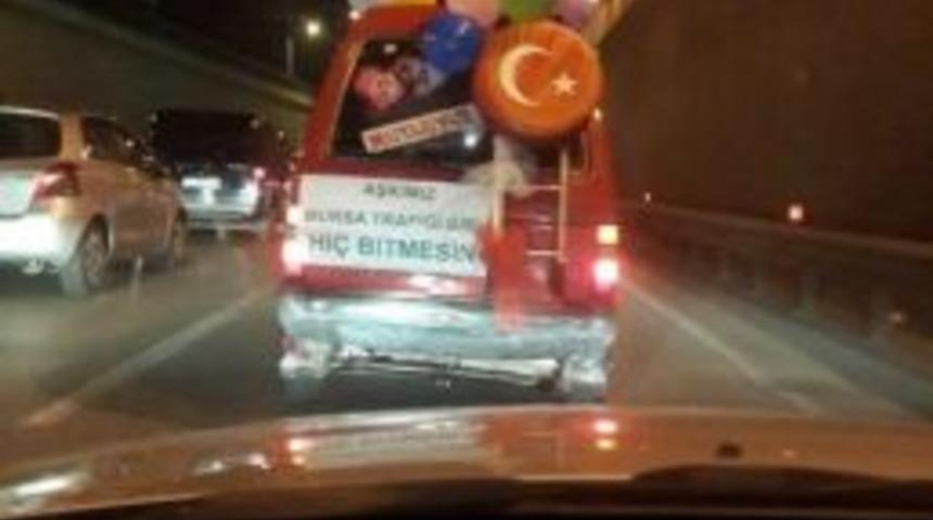 Trafikten Bunalınca Derdini Gelin Arabasının Arkasına Yazdı: