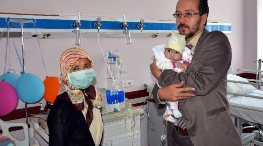 Ko&ccedil;ak Ve Bircan 4 Aylık Buse&rsquo;yi Hasta Yatağında Ziyaret Etti