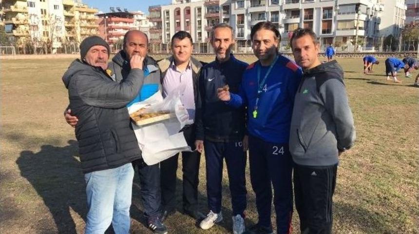 Taraftarlardan Salihli Koca&ccedil;eşmespor&rsquo;a Tatlı İkramı