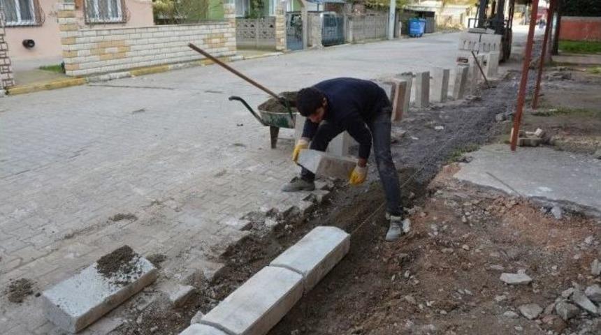 Kartepe’de Kaldırım Çalışmaları Devam Ediyor