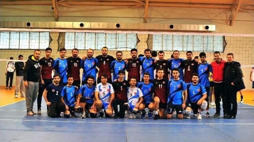 Adana Bt&uuml; Voleybol Takımı &Uuml;niversitelerarası Turnuvada
