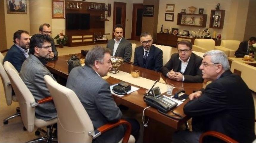 Başkan Karaosmanoğlu, İzmit Necip Fazıl Kısak&uuml;rek İmam Hatip Anadolu Lisesi Y&ouml;netimini Ağırladı