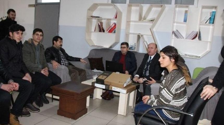 Kaymakam &Ccedil;etin&rsquo;den Başarılı &Ouml;ğrencilere Bilgisayar