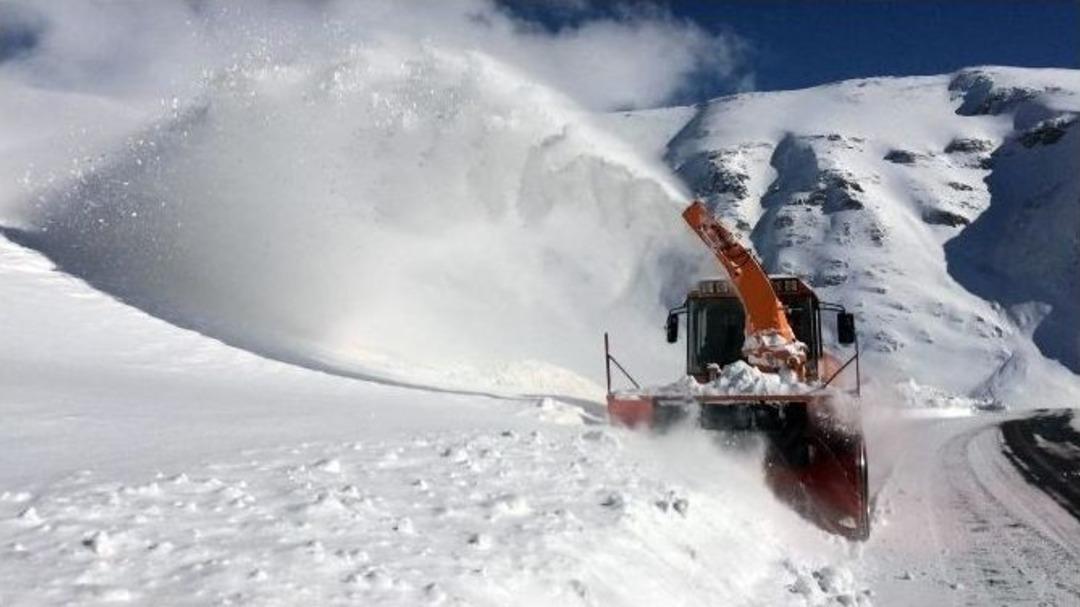 Karayolları Ekiplerinden Zorlu Şartlarda Yol A&ccedil;ma &Ccedil;alışması