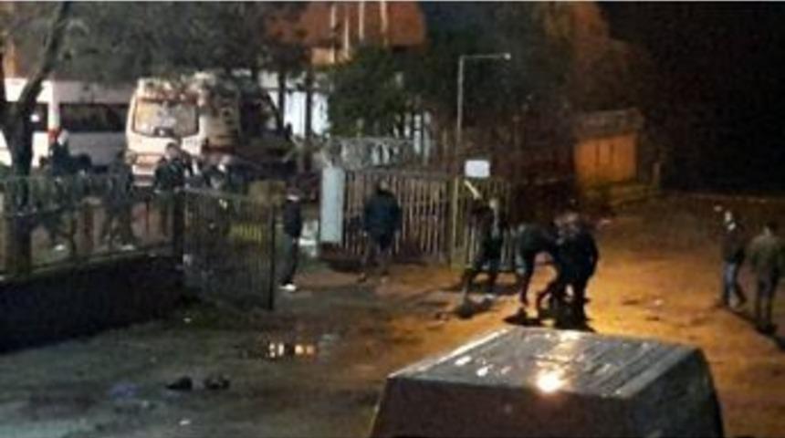 (&ouml;zel Haber) Evsizler Sopalarla Birbirine Girdi, G&ouml;revliler Seyretti