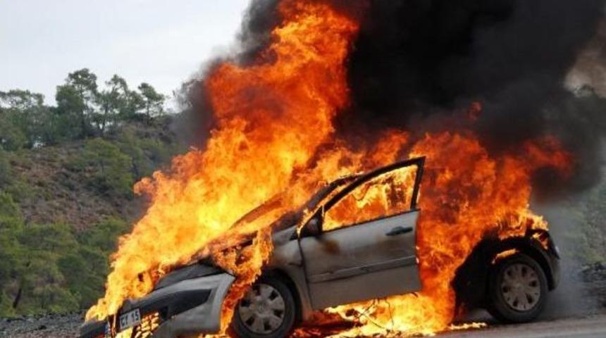 Seyir Halindeki Otomobil Alev Alev Yandı