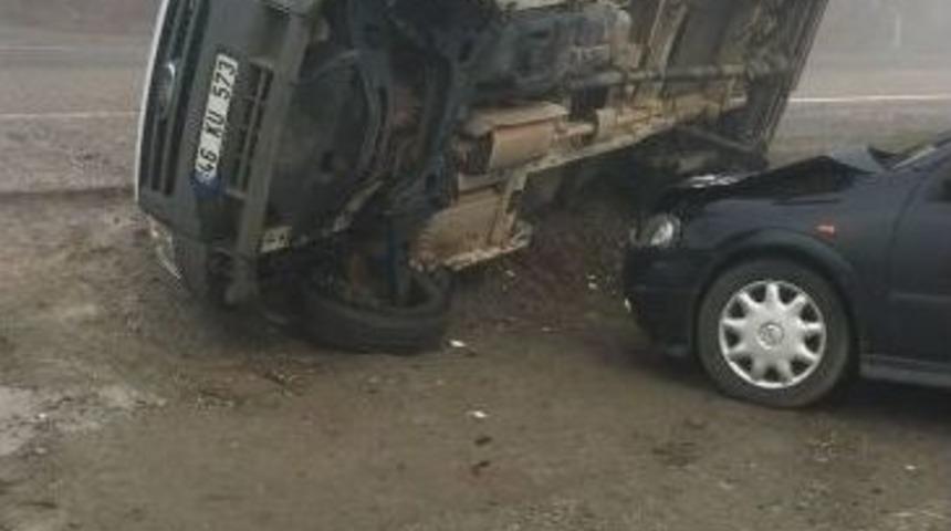 T&uuml;rkoğlu&rsquo;nda Yoğun Sis Kazaya Yol A&ccedil;tı: 4 Yaralı