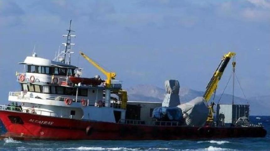 Kos'ta Karaya Oturan T&uuml;rk Balık&ccedil;ı Teknesini Kurtarılıyor