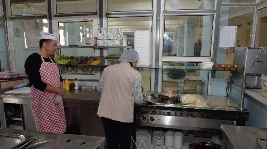 Okul Kantinlerindeki Denetimlerle Gen&ccedil;lerin Beslenme Alışkanlıkları Değiştiriliyor
