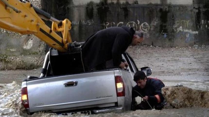 Mersin'de Aşırı Yağışta Ara&ccedil;lar S&uuml;r&uuml;klendi