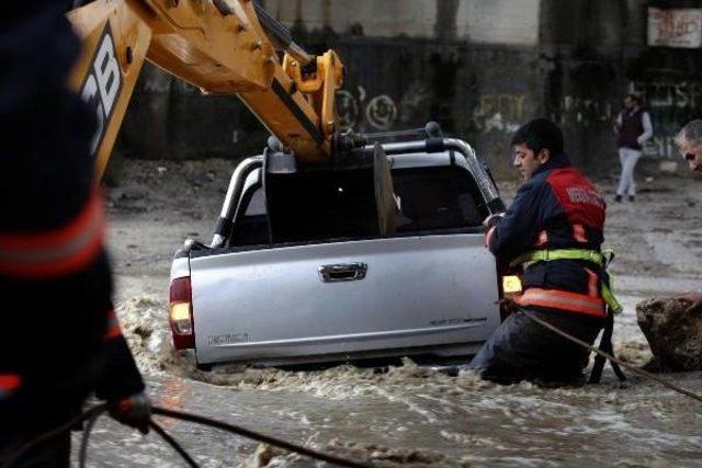 Mersin'de Aşırı Yağışta Araçlar Sürüklendi