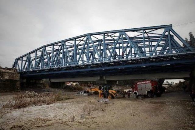 Mersin'de Aşırı Yağışta Araçlar Sürüklendi