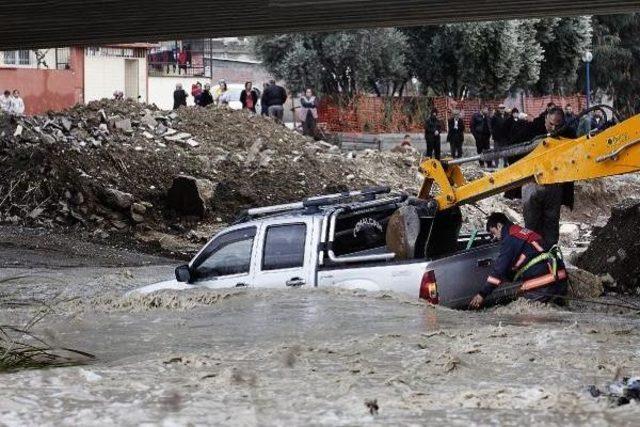 Mersin'de Aşırı Yağışta Araçlar Sürüklendi