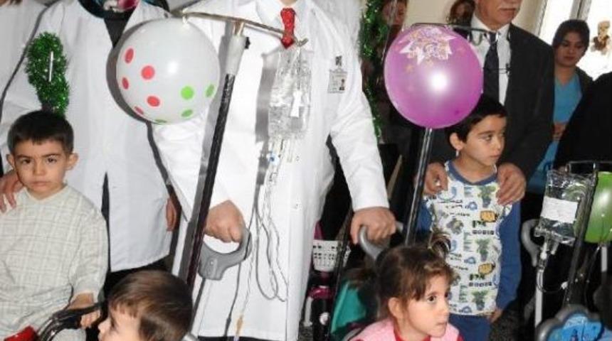 Hastane Koridorlarında &Ccedil;ocuklar Bisiklet S&uuml;r&uuml;yor