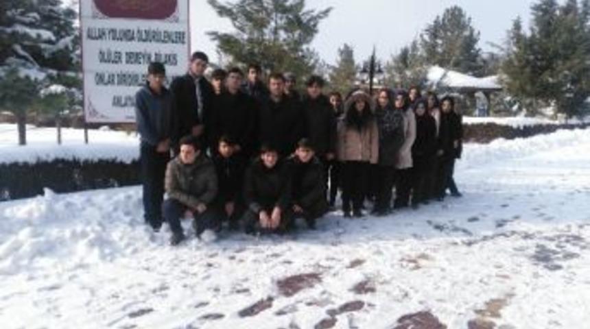 &Ouml;ğrencilerden Şehitlik Ziyareti