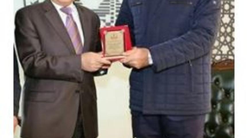 Başkan B&uuml;y&uuml;kkılı&ccedil;&rsquo;a G&uuml;rpınar İlkokulu&rsquo;ndan Teşekk&uuml;r Plaketi