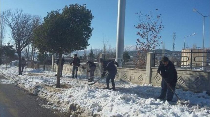 Antalya B&uuml;y&uuml;kşehir&rsquo;den Karla M&uuml;cadele