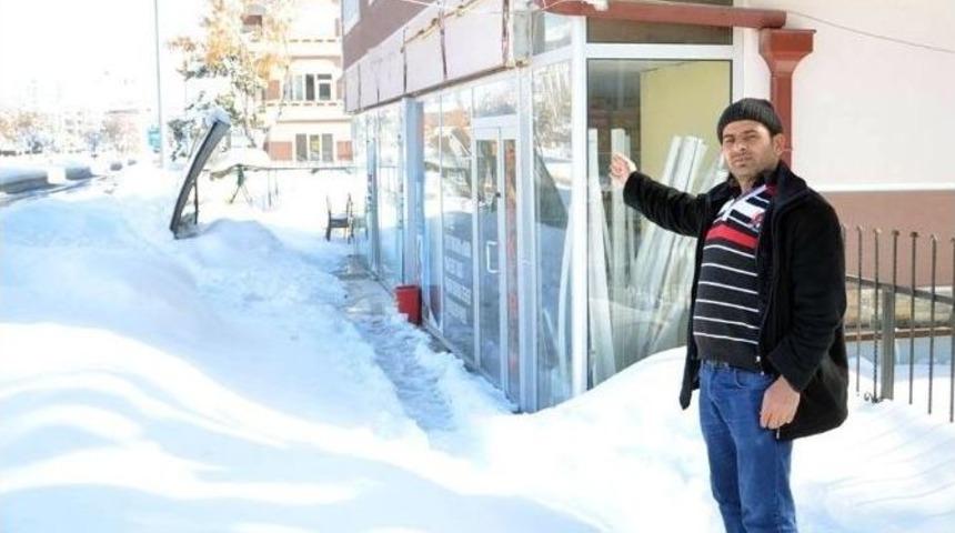 Kar Ağırlığına Dayanamayan Tabela &Ccedil;ocukların &Uuml;zerine D&uuml;şt&uuml;