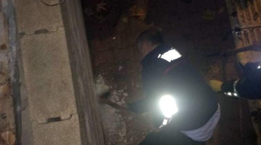 Duvar Arasında Sıkışan K&ouml;peği İtfaiye Ekipleri Kurtardı