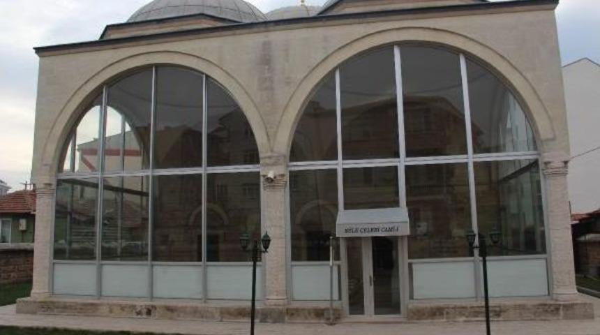 Tarihi Caminin Cemaati Izinsiz Yapılan Camekanı Kaldırtmadı