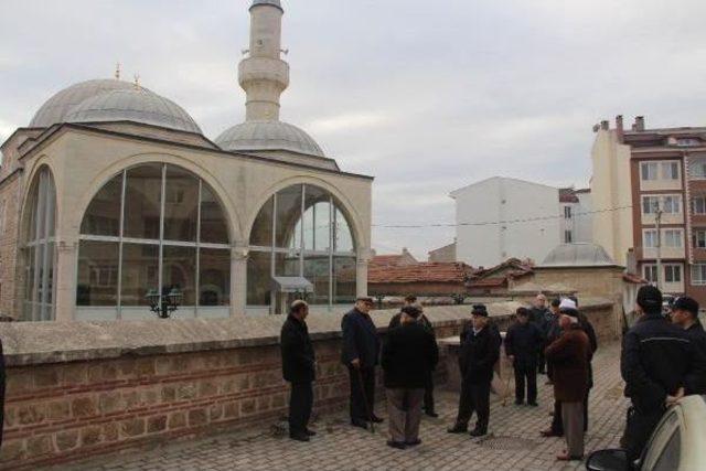 Tarihi Caminin Cemaati Izinsiz Yapılan Camekanı Kaldırtmadı