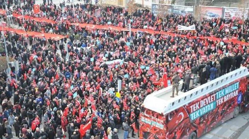 &Ccedil;orum'da 20 Bin Kişi Ter&ouml;re Tepki I&ccedil;in Y&uuml;r&uuml;d&uuml;