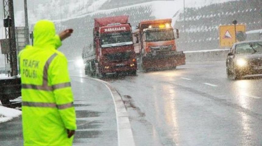 Bolu Dağı'nda Kar Ulaşımı Etkiledi