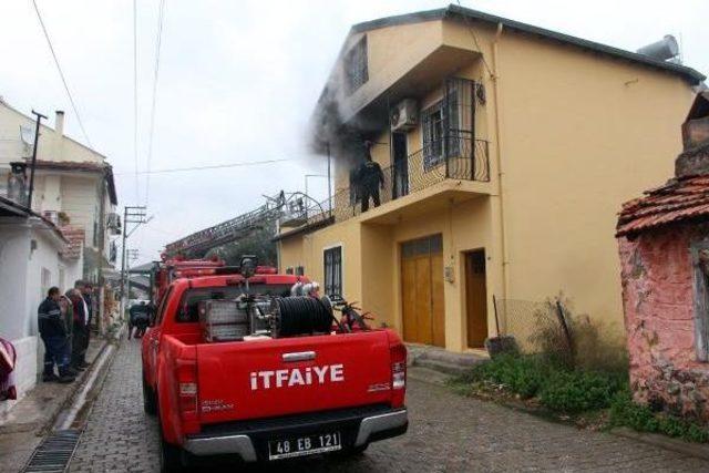 Yangında Balkonda Kalan Anne Ve Bebeği Kurtarıldı