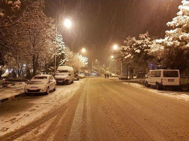 Gördes’te Yoğun Kar Yağışı Başladı