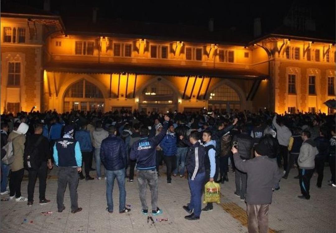 Adana Demirspor Taraftarları Kul&uuml;b&uuml;n 76. Yaşını Kutladı