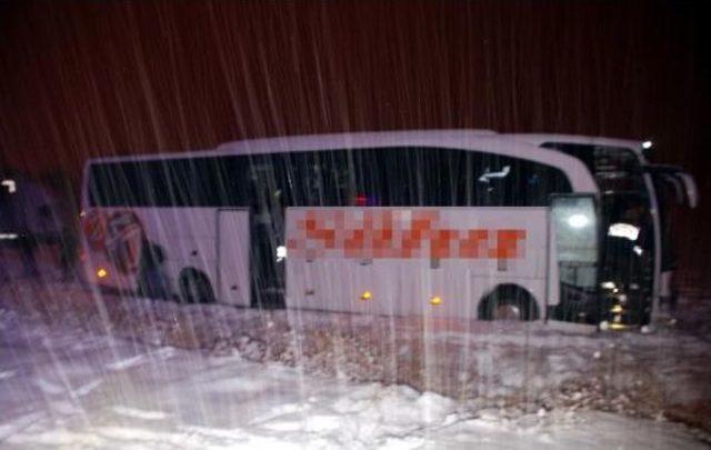 Burdur’Da Otobüs Yoldan Çıktı: 5 Yaralı