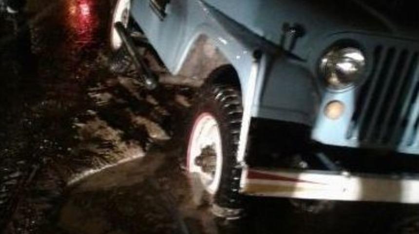 Aski’nin Kazdığı Çukura Jip Düştü