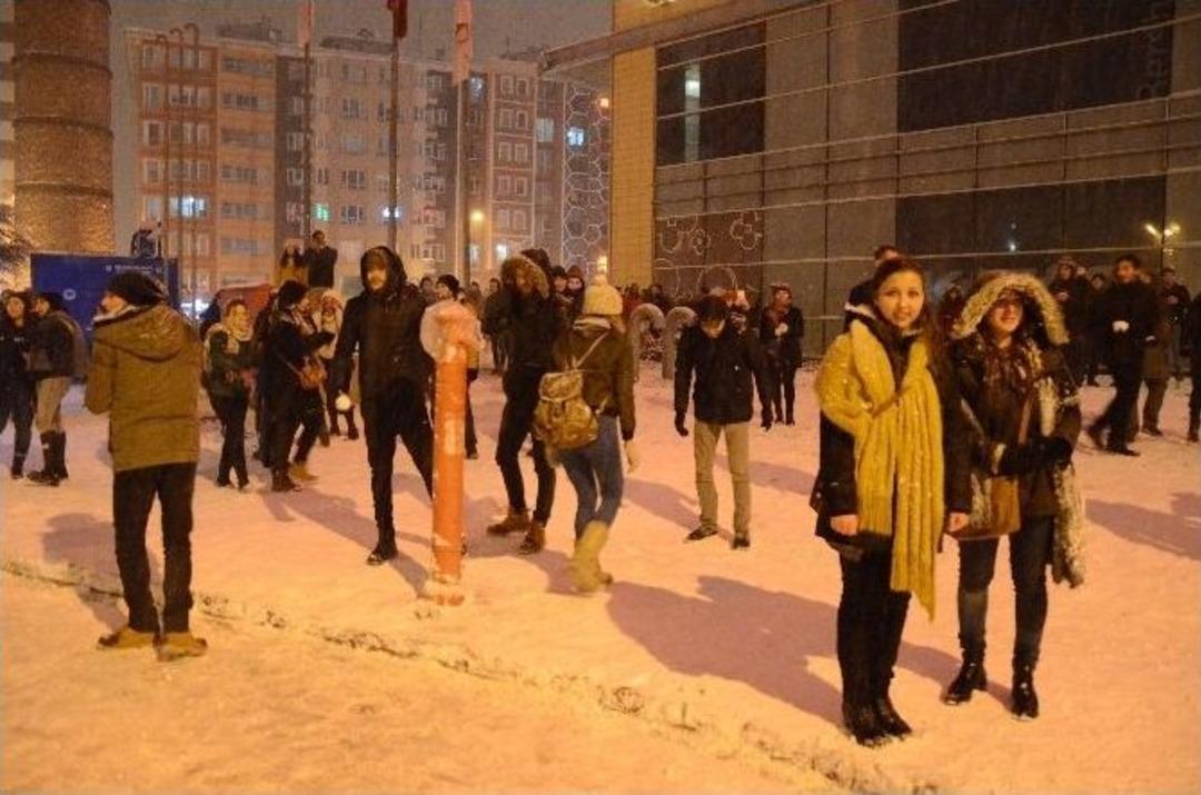 &Uuml;niversite &Ouml;ğrencilerinin Kar Topu Savaşı Renkli G&ouml;r&uuml;nt&uuml;lere Sahne Oldu