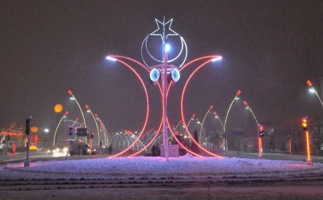 Uzun Bir Aradan Sonra Yağan Kar Uşak&rsquo;ı Beyaza B&uuml;r&uuml;d&uuml;