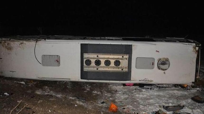 Sivas&rsquo;ta Yolcu Otob&uuml;s&uuml; Devrildi: 34 Yaralı