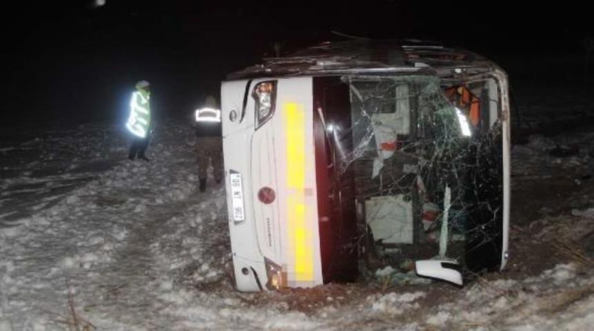 Sivas'ta Yolcu Otob&uuml;s&uuml; Devrildi: 34 Yaralı