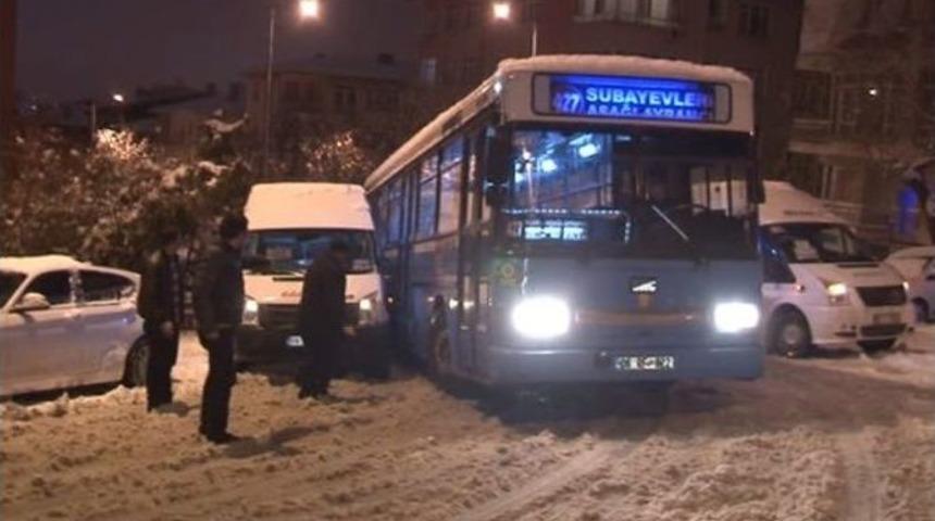 (&ouml;zel Haber) Başkent&rsquo;te Kar Yağışı Ulaşımı Olumsuz Etkiledi
