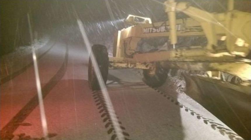 Alaşehir Belediyesi Karla M&uuml;cadele Ediyor