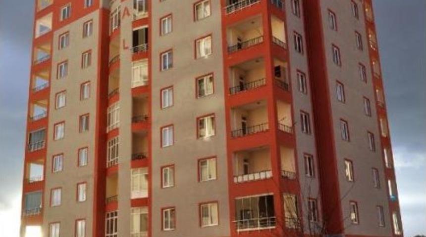 Kayseri'de Şiddetli Rüzgar, Çatıları Uçurdu