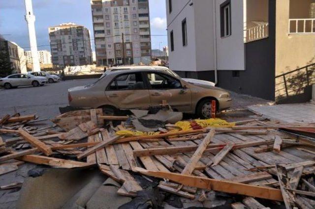 Kayseri'de Şiddetli Rüzgar, Çatıları Uçurdu