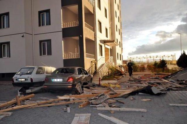 Kayseri'de Şiddetli Rüzgar, Çatıları Uçurdu