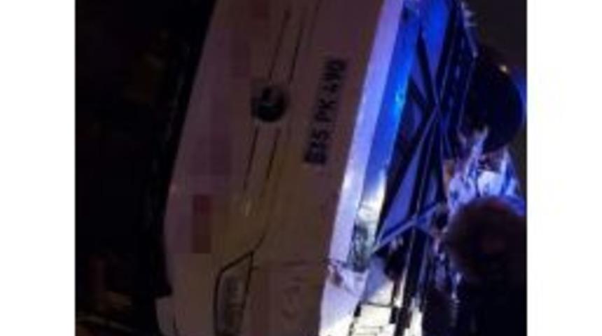 Boz&uuml;y&uuml;k&rsquo;te Yolcu Otob&uuml;s&uuml; Devrildi: 1 Yaralı