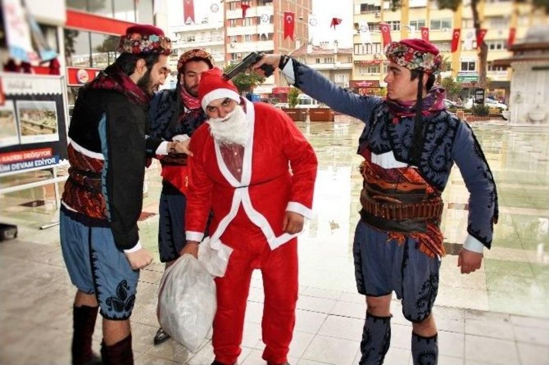 Noel Baba&rsquo;nın Başına Silah Dayadılar