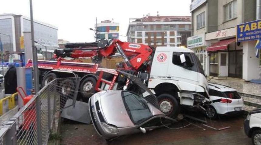 Maltepe'de Vin&ccedil;li Kamyon 8 Aracı Ezdi (1)