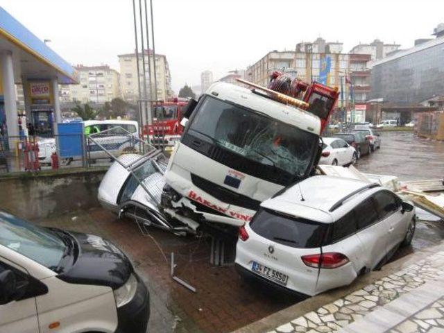 Maltepe'de Vinçli Kamyon 8 Aracı Ezdi (1)