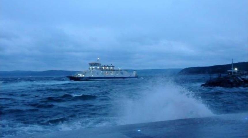 &Ccedil;anakkale'de Fırtına Deniz Ulaşımını Vurdu