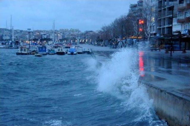 Çanakkale'de Fırtına Deniz Ulaşımını Vurdu