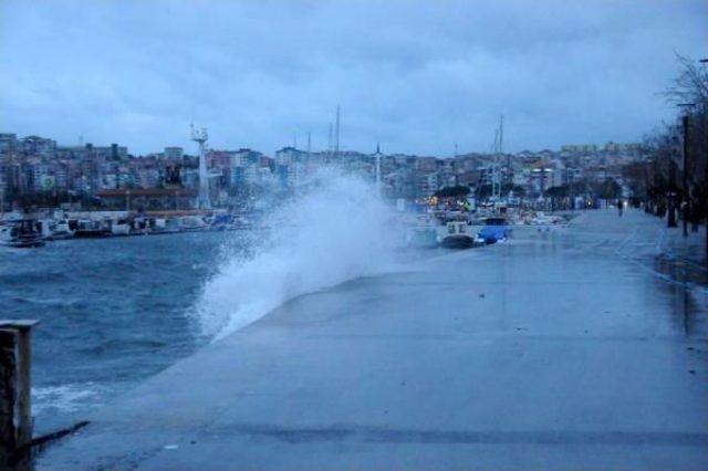 Çanakkale'de Fırtına Deniz Ulaşımını Vurdu