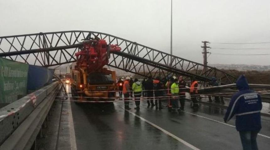 Rüzgarın Şiddetiyle Savrulan Vinç, Beton Pompasının Üzerine Devrildi